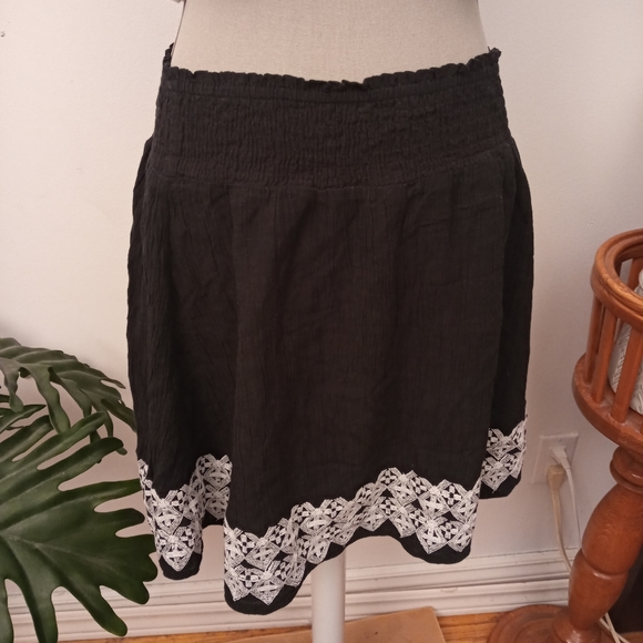 2/$20🥳 Old Navy embroidered skirt size Medium - Picture 2 of 9